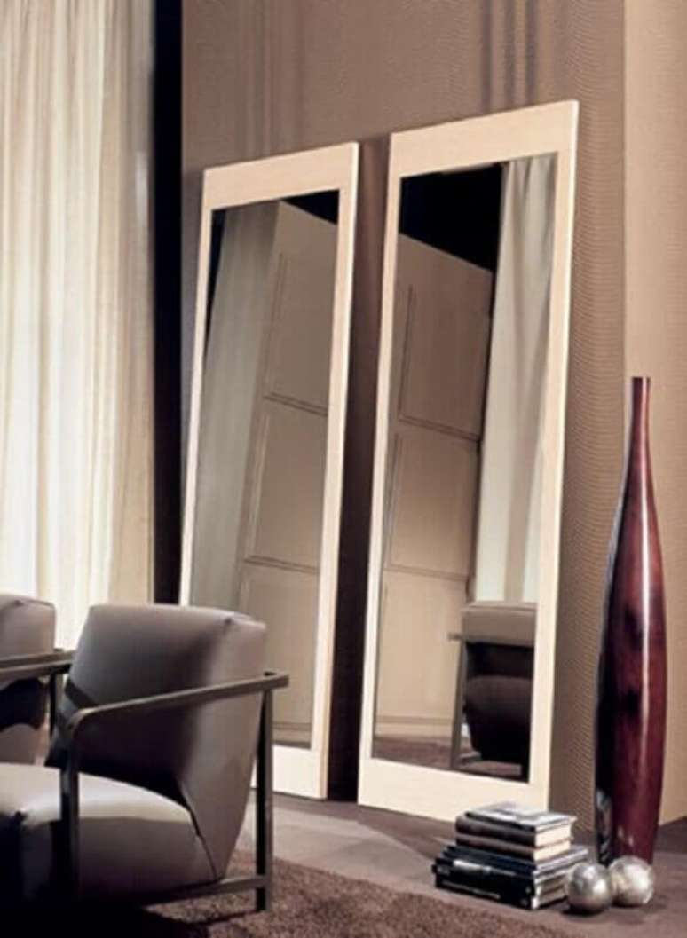 25. Espelho de chão branco para decoração moderna de sala de estar – Foto: PS do Vidro
