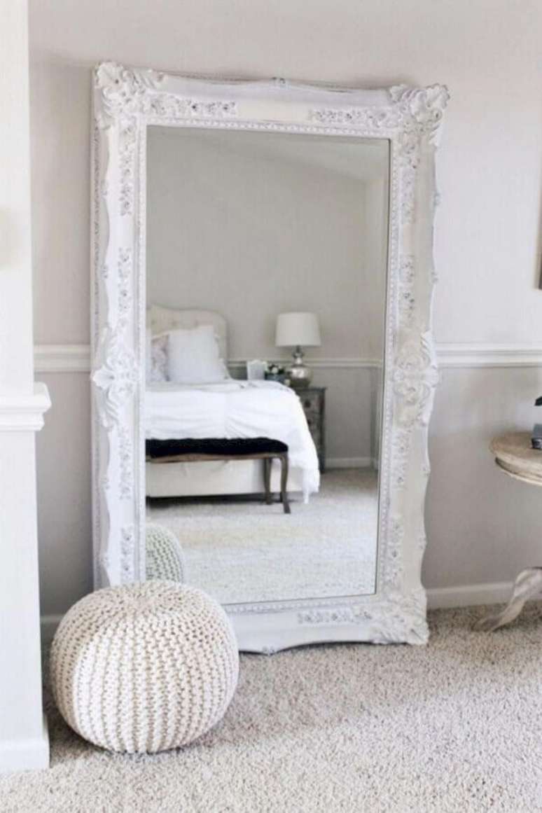 27. O espelho de chão com moldura provençal é perfeito para um ambiente romântico – Foto: Pinterest