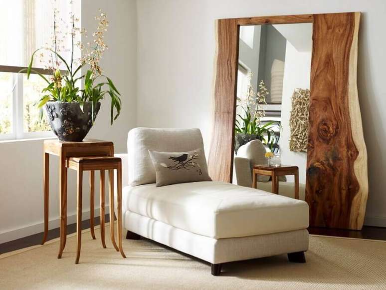 28. Espelho de chão com moldura de madeira com design arrojado para se destacar no ambiente – Foto: Pinterest