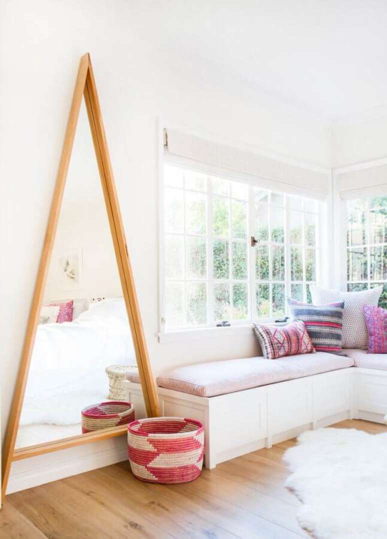 30. Espelho de chão com moldura de madeira e design minimalista para decoração de cantinho de descanso – Foto: Apartment Therapy
