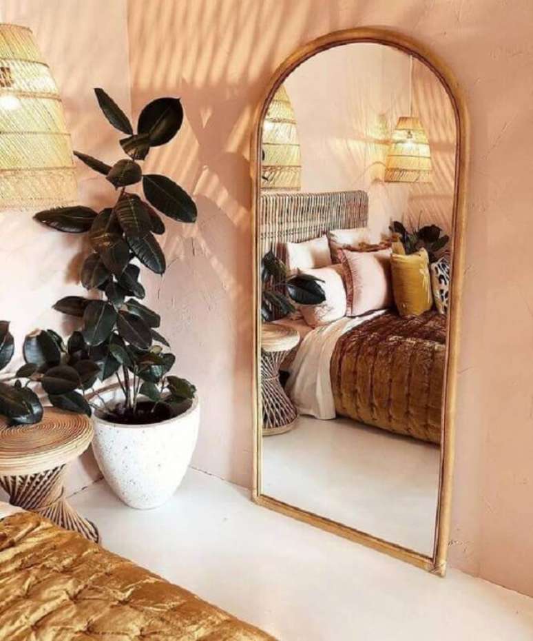 21. O detalhe arredondado do espelho de chão para quarto deixou o ambiente com um estilo mais romântico – Foto: ShopYourLikes
