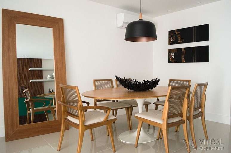 31. Espelho de chão para sala de jantar simples decorada com mesa de madeira redonda – Foto: Vitral Arquitetura