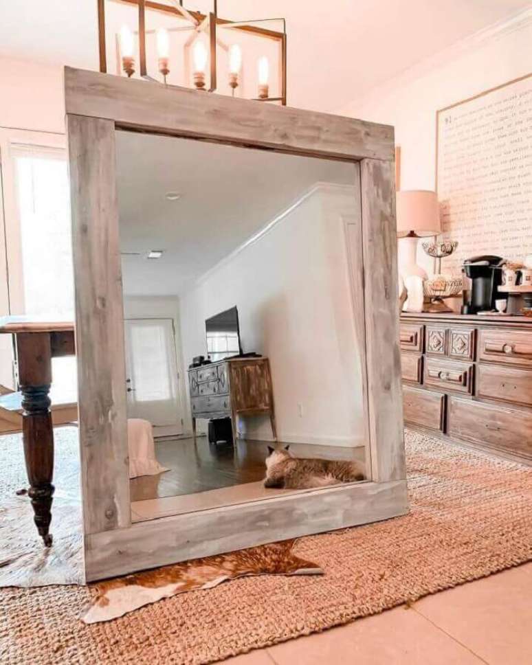 32. Espelho de chão com moldura de madeira rústica – Foto: Pinterest