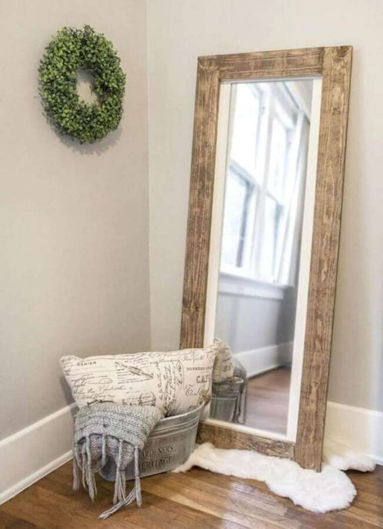 33. Decoração clean com espelho de chão com moldura de madeira rústica – Foto: Wood Save