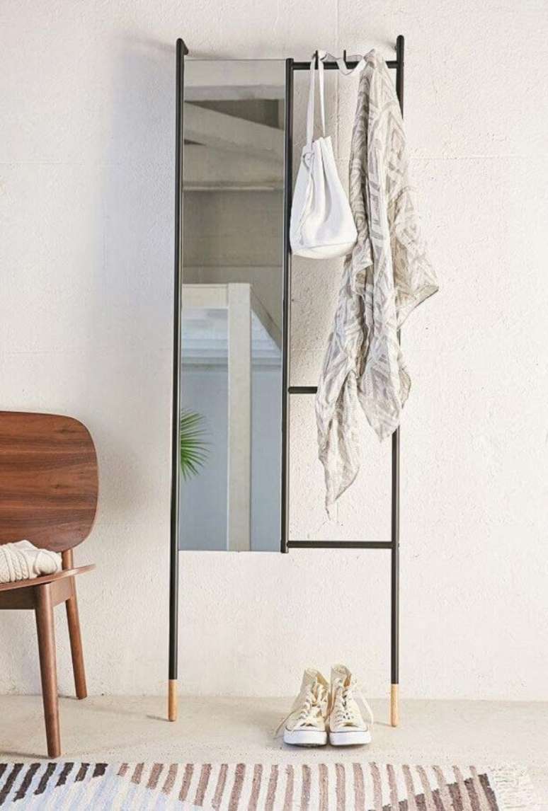7. Design minimalista de espelho de chão com suporte – Foto: Apartment Therapy