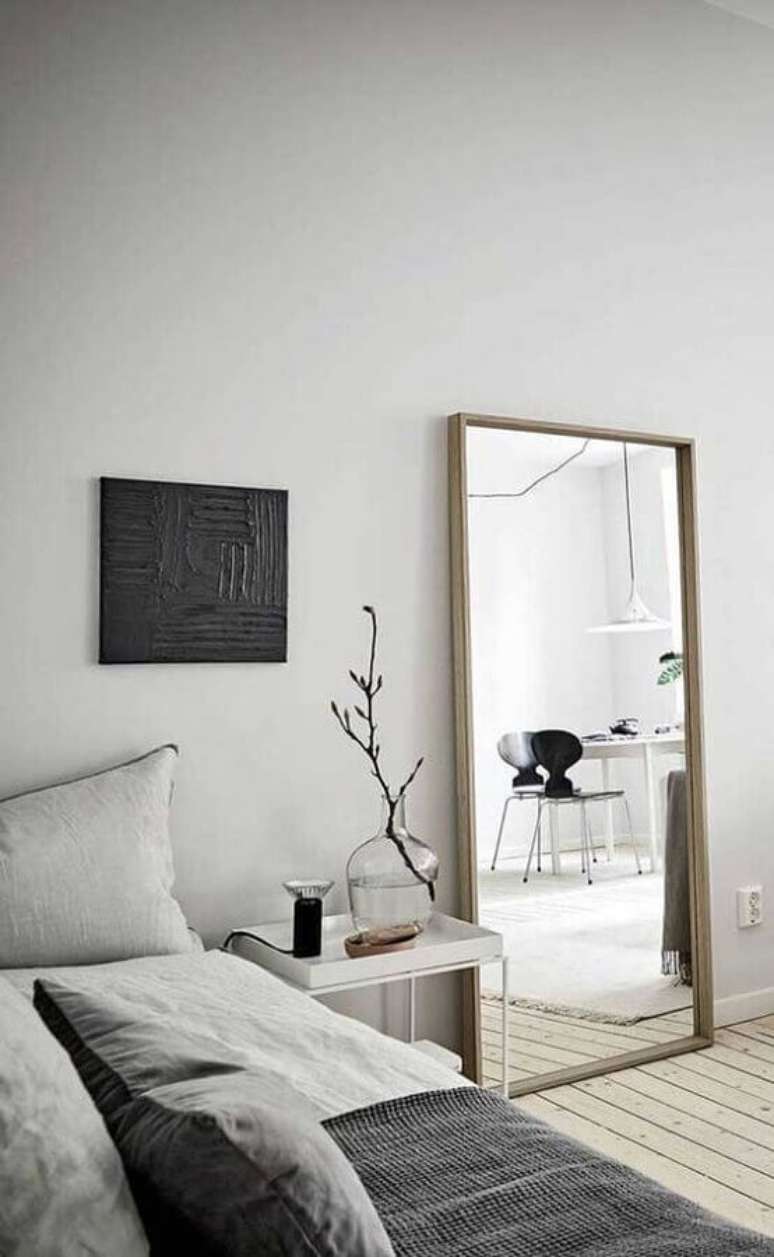 34. Espelho de chão com moldura minimalista – Foto: Etsy