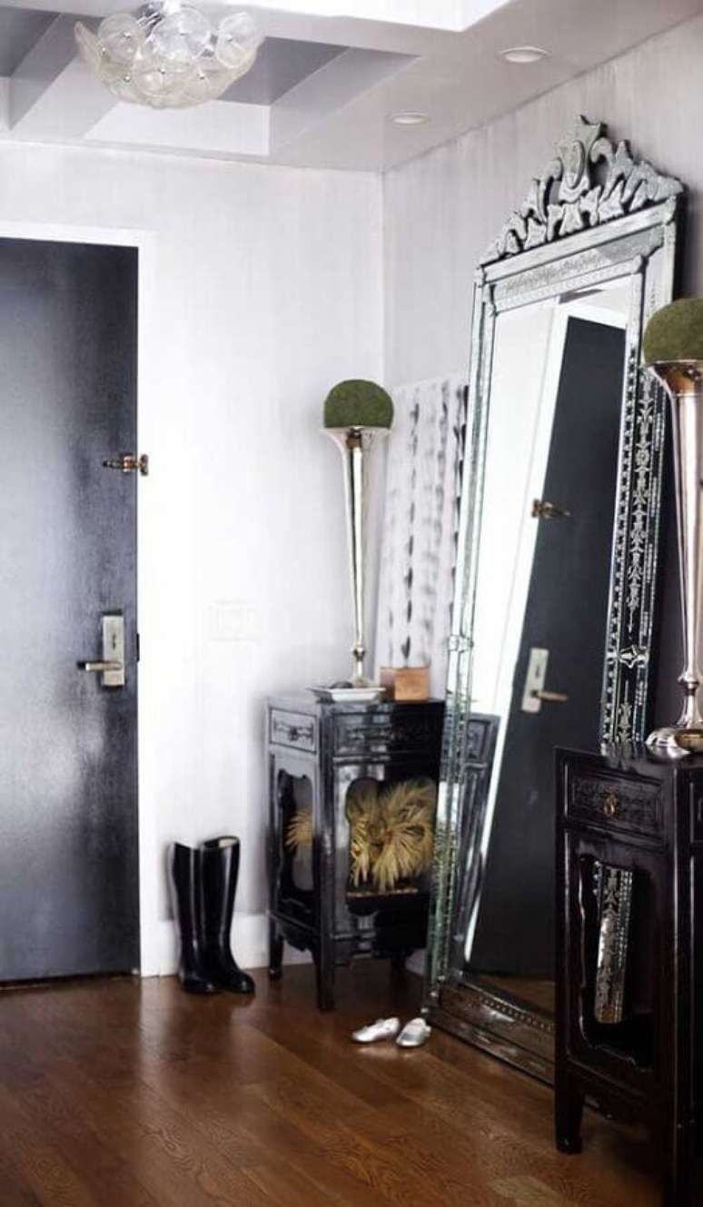36. Decoração para hall com espelho grande de chão com moldura vintage espelhada – Foto: Ideias Decor