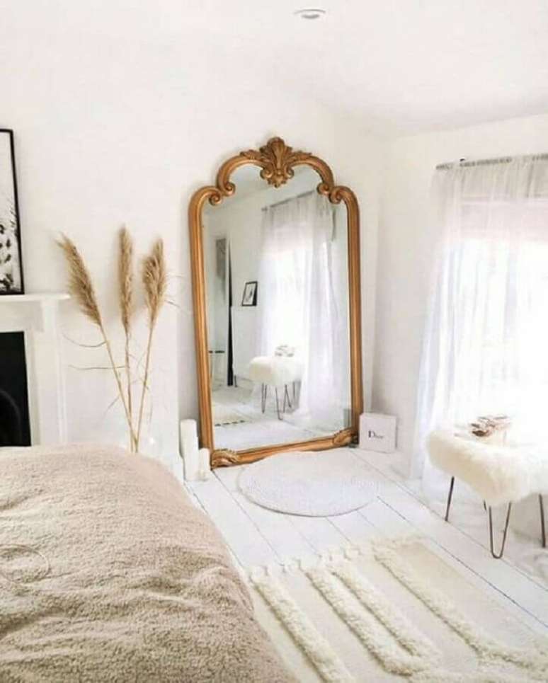 9. Decoração em tons neutros para quarto com espelho grande de chão com moldura sofisticada – Foto: Foogo