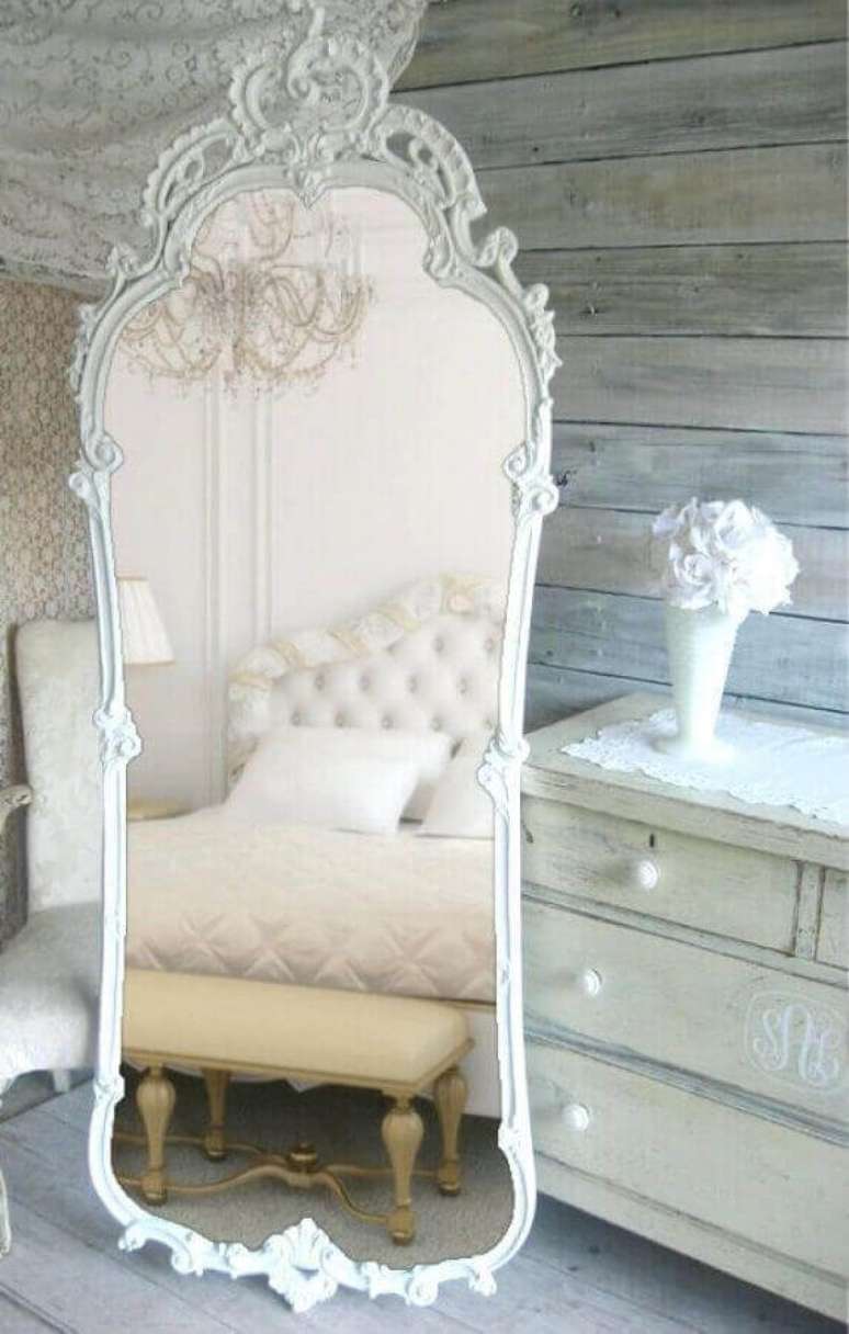 37. Decoração com espelho de chão com suporte e moldura clássica branca – Foto: Pinterest