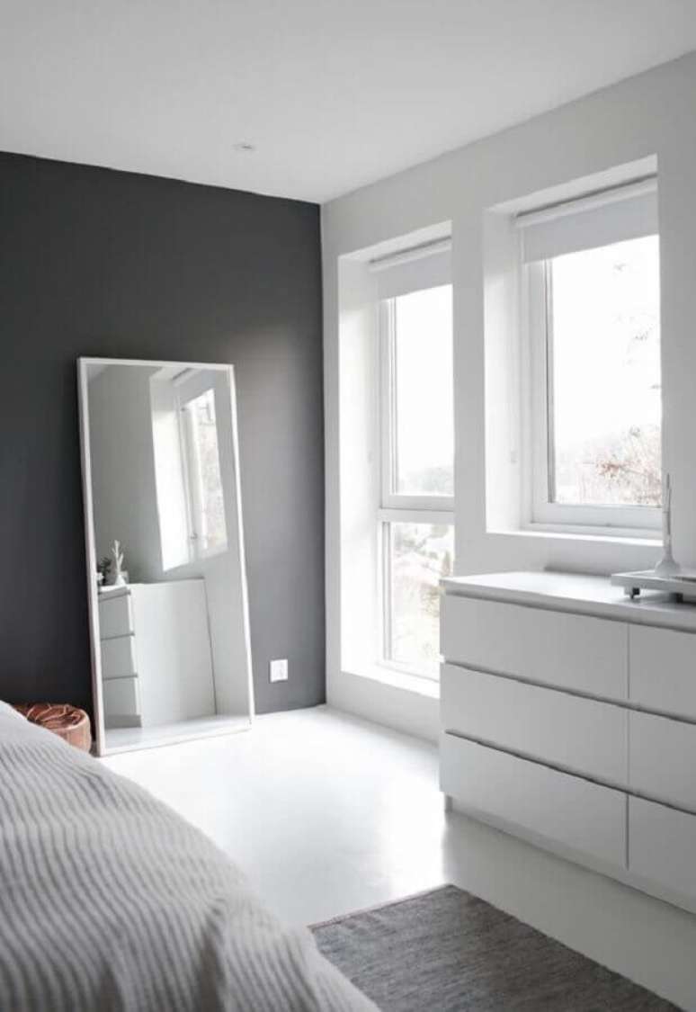 39. Decoração minimalista com espelho de chão para quarto branco e cinza – Foto: Ideias Decor