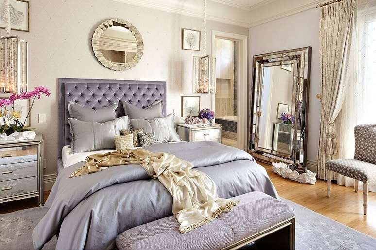 40. Decoração clássica com espelho grande de chão para quarto de casal – Foto: Pinterest
