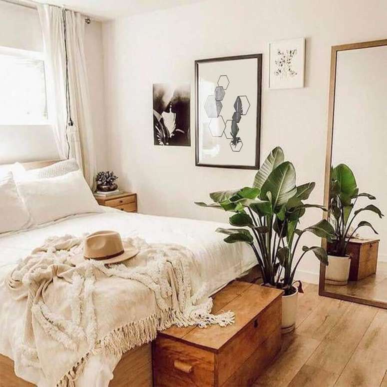 41. Espelho de chão para quarto de casal com decoração escandinava – Foto: CoachDecor