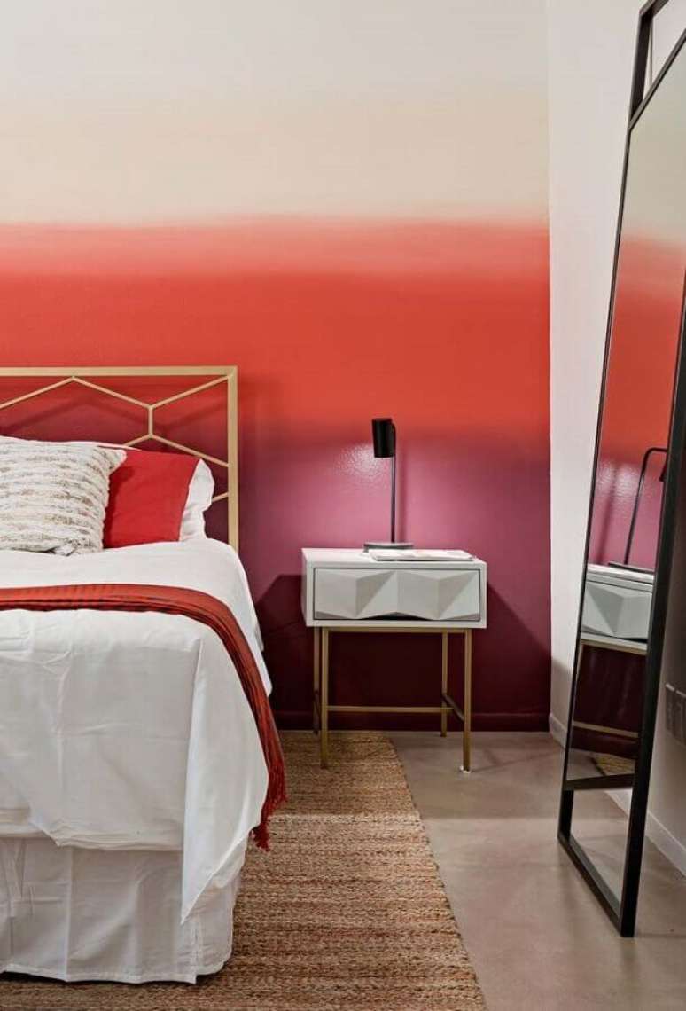 42. Espelho de chão para quarto decorado com parede colorida – Foto: Ideias Decor
