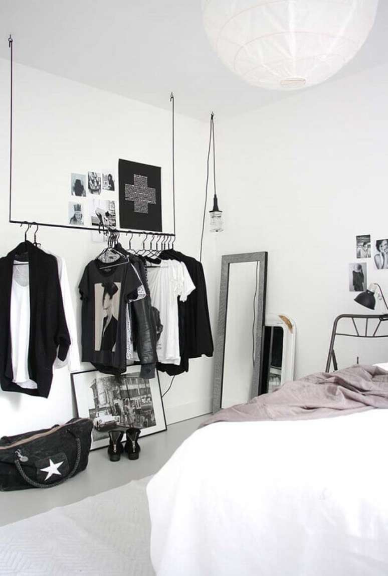43. Decoração com espelho de chão para quarto preto e branco minimalista – Foto: Pinterest