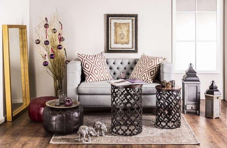 45. Decoração com espelho de chão para sala de estar com sofá cinza – Foto: Pinterest