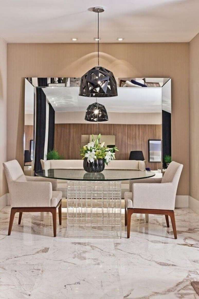 47. Espelho de chão para sala de jantar sofisticada – Foto: Wood Save