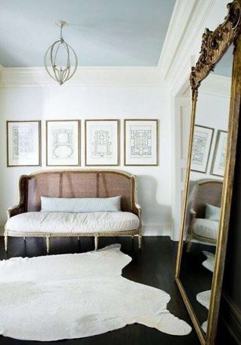 54. Espelho grande de chão para sala com sofá vintage e tapete branco – Foto: Architecture Art Designs