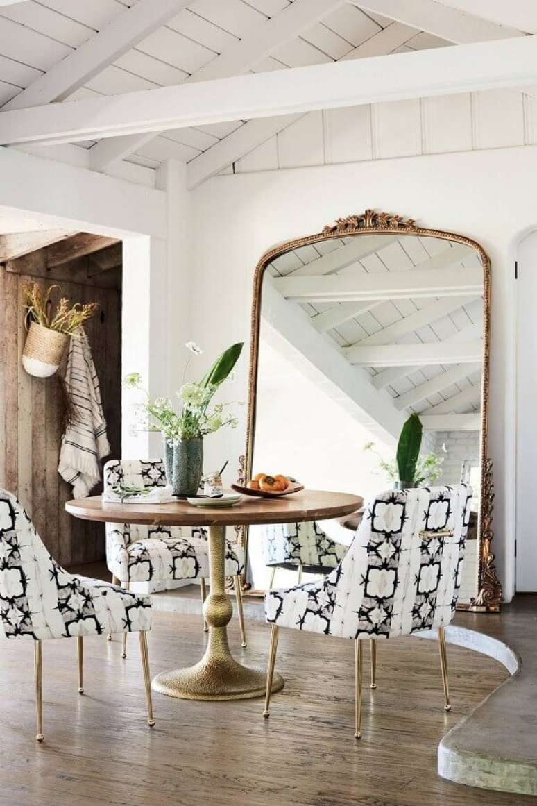 55. Espelho de chão para sala de jantar com moldura clássica e delicada – Foto: House Beautiful