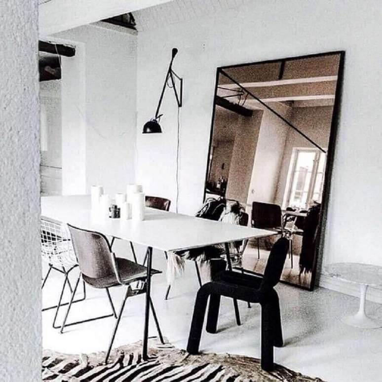 56. Espelho grande de chão moderno para decoração de sala de jantar moderna e minimalista – Foto: Pinterest