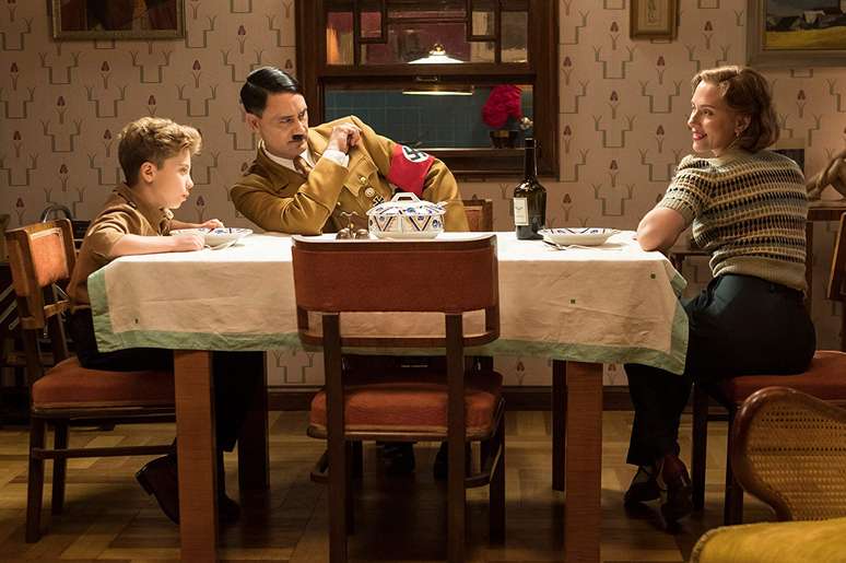 Taika Waititi, Scarlett Johansson, e Roman Griffin Davis em &#039;Jojo Rabbit&#039; (2019)