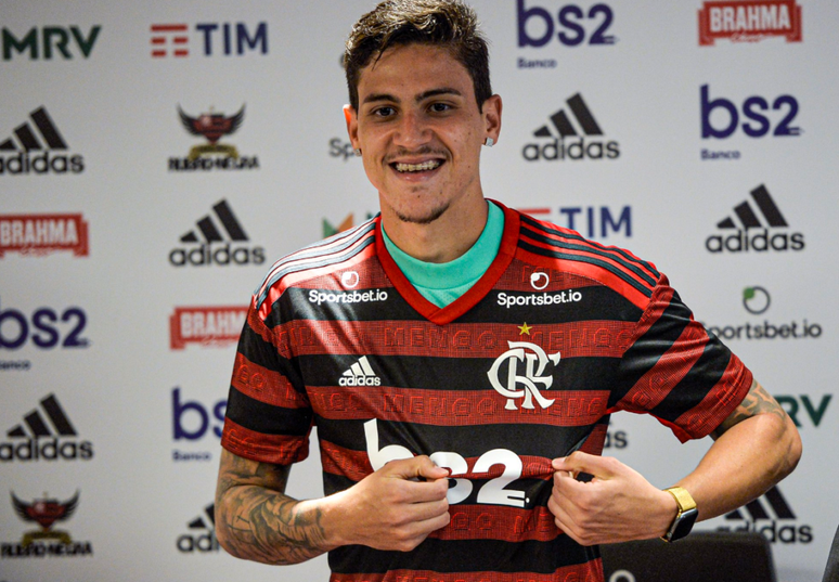 Atacante é apresentado no Flamengo (Foto: Reprodução/Twitter)