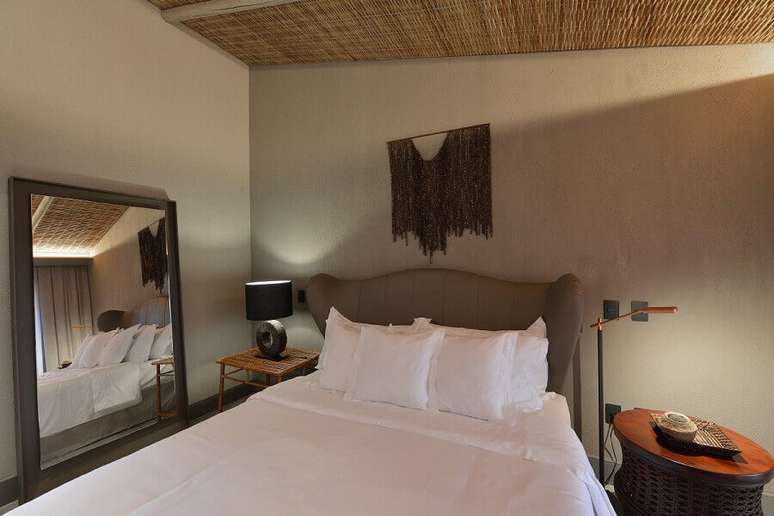 5. Decora&ccedil;&atilde;o para quarto de casal com espelho de ch&atilde;o com moldura &ndash; Foto: Angela Chinasso