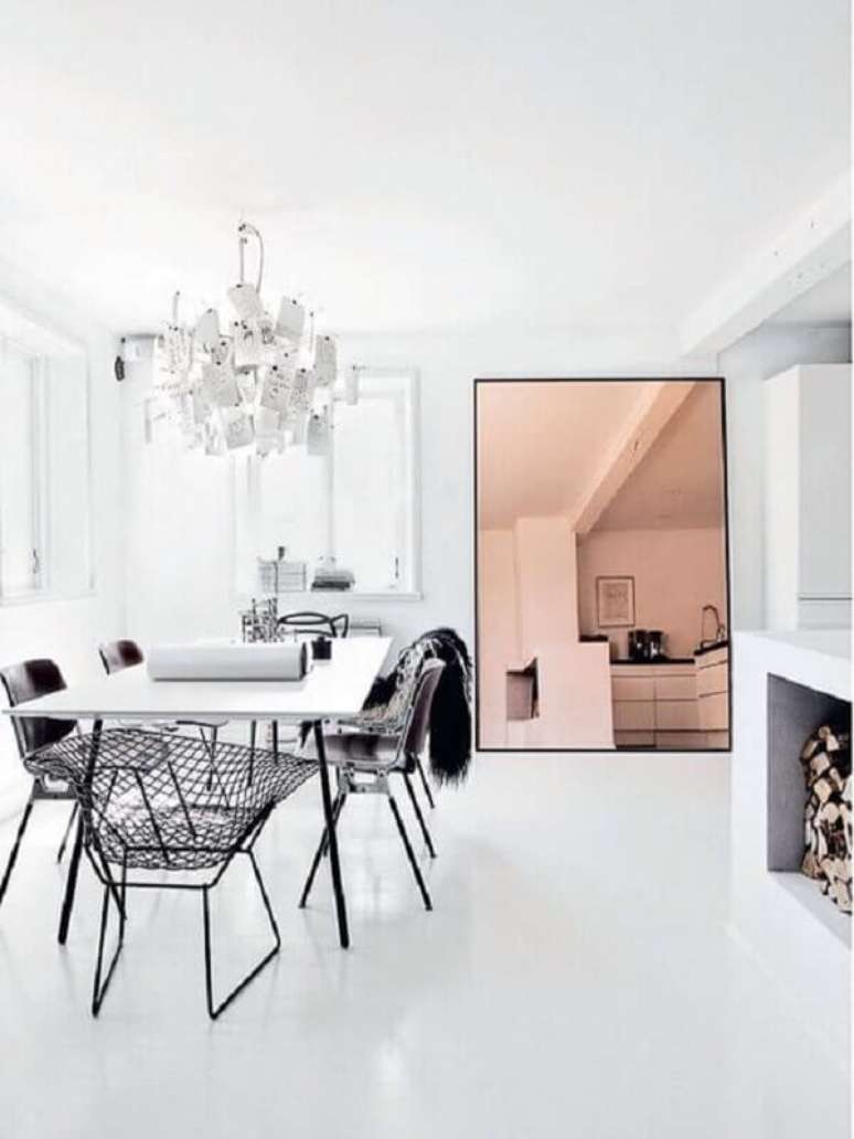 61. Sala de jantar toda branca decorada com lustre de cristal e espelho grande de chão bronze – Foto: PS do Vidro
