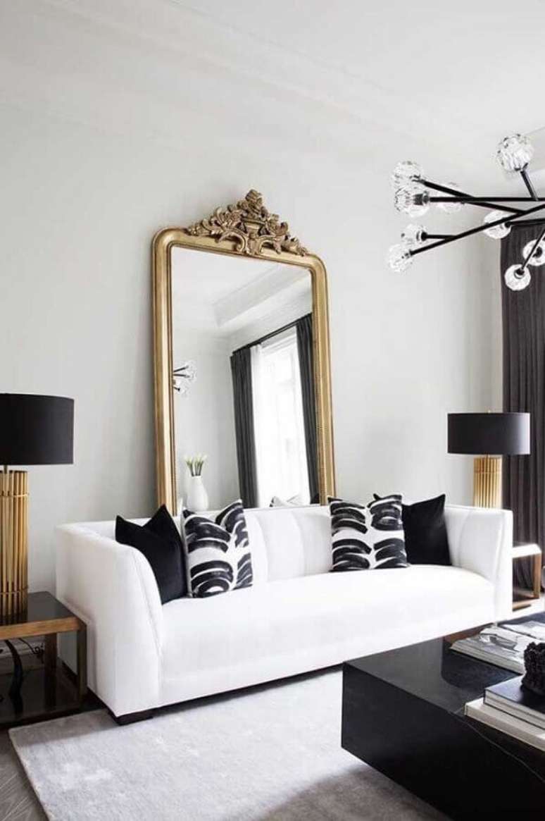 62. Sala preta e branca decorada com espelho grande de chão com moldura clássica dourada – Foto: Pinterest