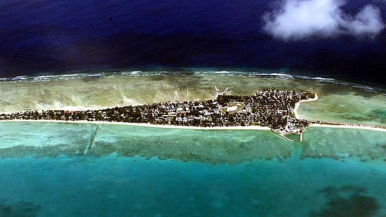 Tarawa, a capital, viu sua população aumentar de 1.600 habitantes em 1947 para mais de 50.000 hoje