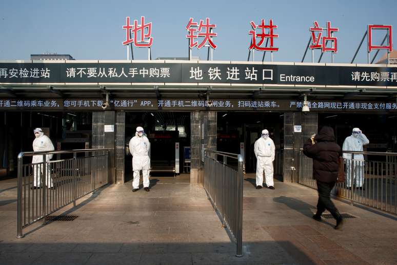 Funcionários medem a temperatura dos passageiros em estação de trem na região central de Pequim, China 25/01/2020 REUTERS/Thomas Peter