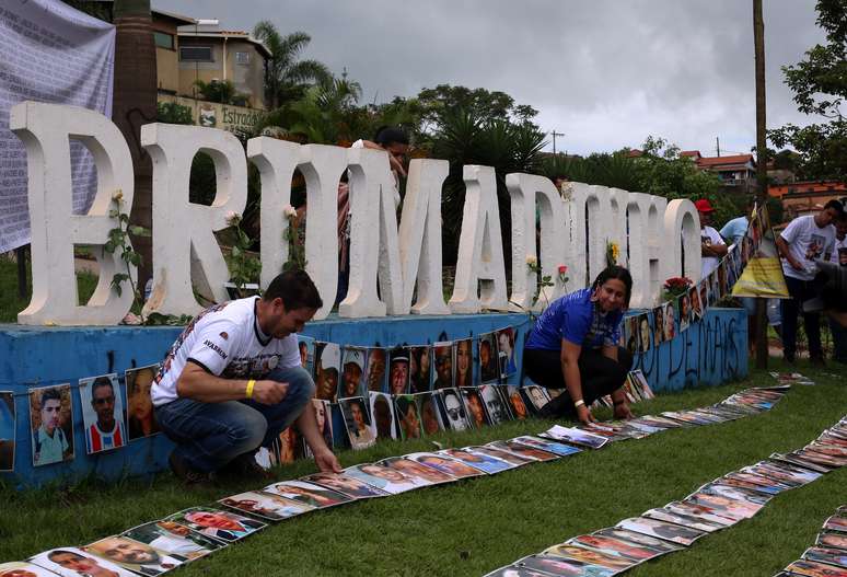 Parentes e amigos espalham fotos das v&iacute;timas em cerim&ocirc;nia que marca um ano do desastre com o rompimento de uma barragem da Vale em Brumadinho, Minas Gerais, Brasil. 25/01/2020 REUTERS/Cristiane Mattos  