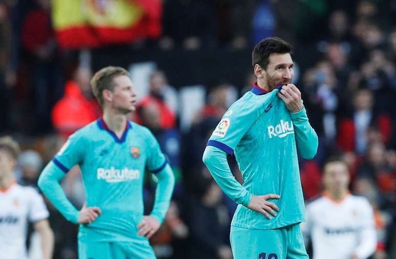 Lionel Messi e Frenkie de Jong, do Barcelona, desanimados após segundo gol do Valencia