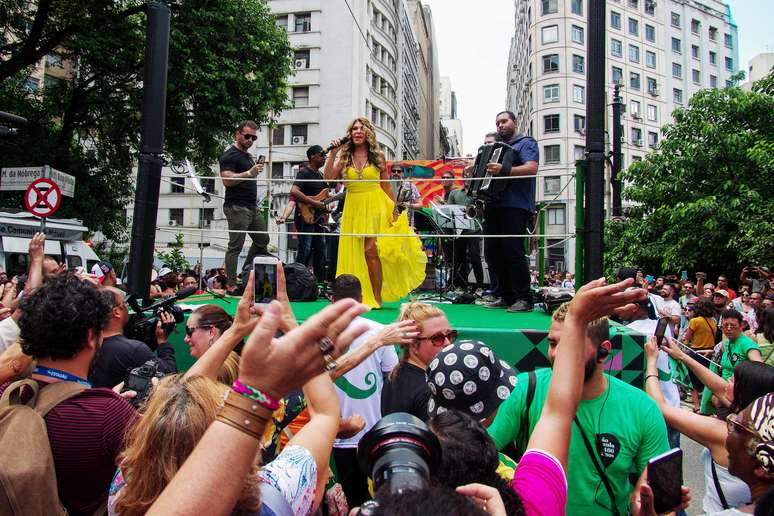 A cantora Elba Ramalho se apresenta para o público na abertura do Grande Cortejo Modernista, que circula pelas ruas do centro de São Paulo (SP), na tarde deste sábado (25), em comemoração ao aniversário de 466 anos da cidade