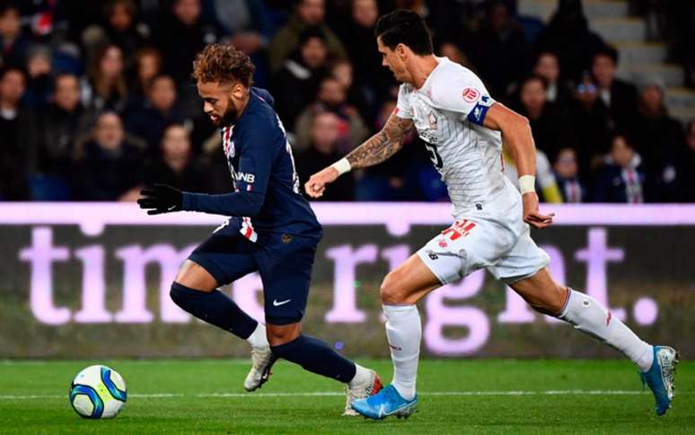 Neymar contra o Lille na temporada passada (Foto: FRANCK FIFE / AFP)