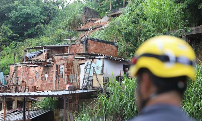 Militares do Corpo de Bombeiros interditam 12 residências com risco de desabamento após a queda de um muro e o deslizamento de um barranco no bairro Jardim América, em Belo Horizonte.