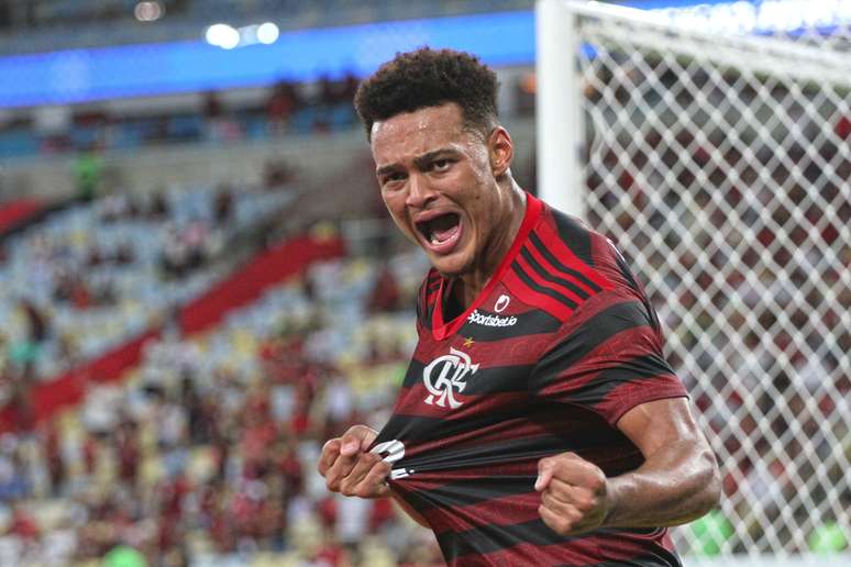 Rodrigo Muniz, atacante do Flamengo, comemora seu gol na partida contra o Volta Redonda