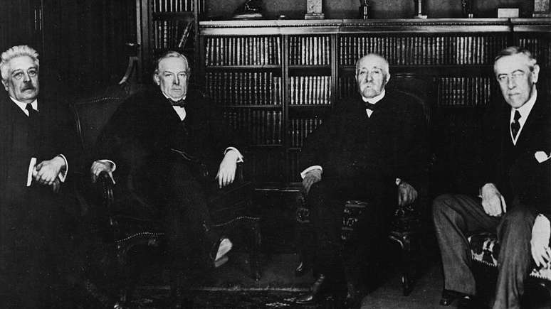 Mackinder queria alertar os líderes do mundo de que deveriam ter cuidado com a redistribuição das fronteiras após a Primeira Guerra Mundial. Da esquerda para a direita: Vittorio Orlando (Itália), Lloyd George (Grã Bretanha), Georges Clemenceau (França) e Woodwrow Wilson (EUA)