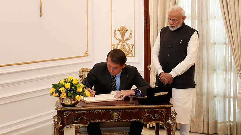 Bolsonaro e primeiro-ministro da Índia, Narendra Modi, fecharam 15 acordos de cooperação durante visita oficial