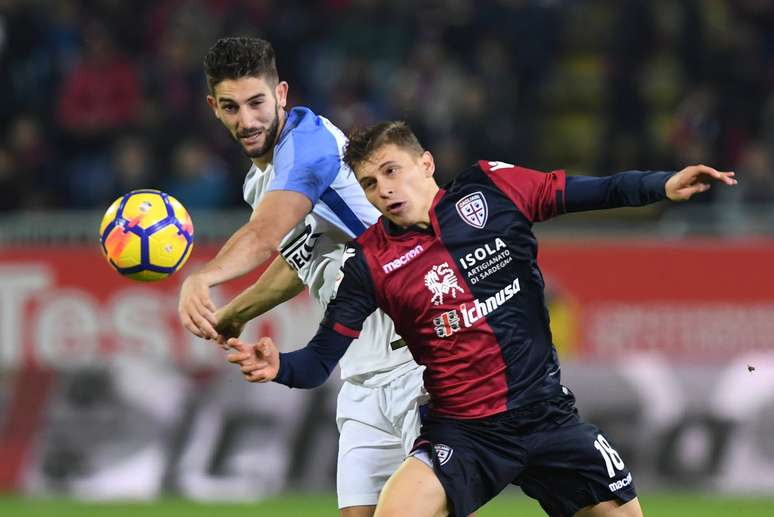 Roberto Gagliardini, do Inter de Milão, e Nicolo Barella, do Cagliari, em partida pelo Campeonato Italiano