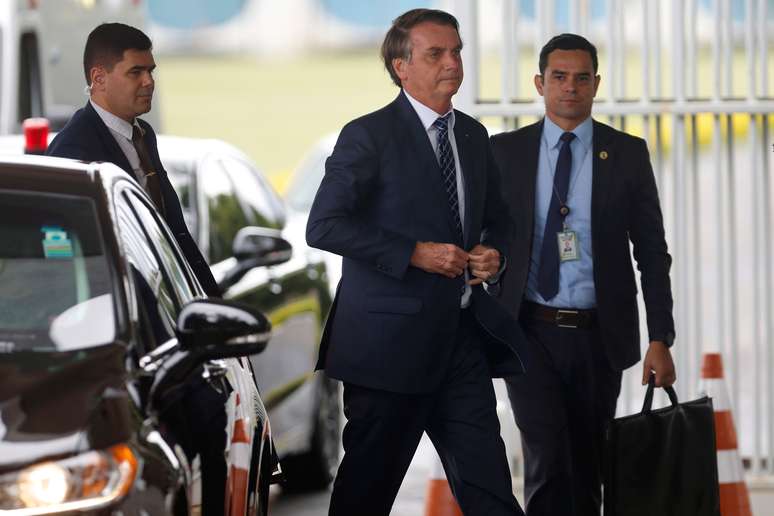 Presidente Jair Bolsonaro deixando o Palácio da Alvorada