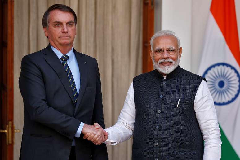 Jair Bolsonaro, presidente do Brasil, e Narendra Modi, primeiro-ministro da Índia, antes da reunião em Nova Délhi, Índia
