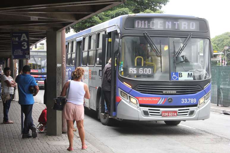 Ônibus do EMTU visto em São Paulo (SP), neste sábado (25). As tarifas dos ônibus intermunicipais foram aumentadas.