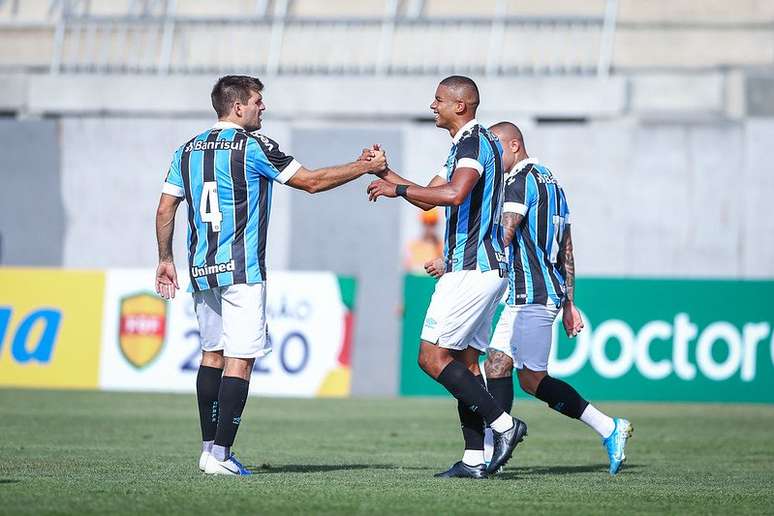 Jogadores comemorando o gol de David Braz (Foto: Divulgação/Lucas Uebel)