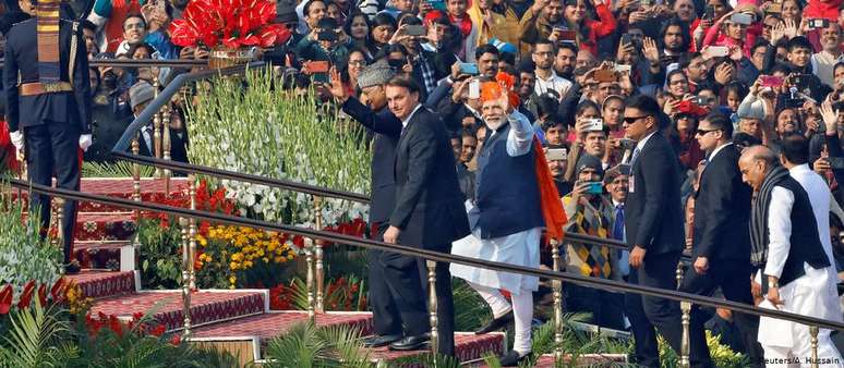 Ao lado do premiê Modi, Bolsonaro assistiu ao desfile militar em celebração ao Dia da República da Índia