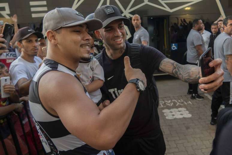 Luan foi recepcionado pela torcida na chegada do Timão a São José do Rio Preto (Divulgação/ Agência Corinthians)