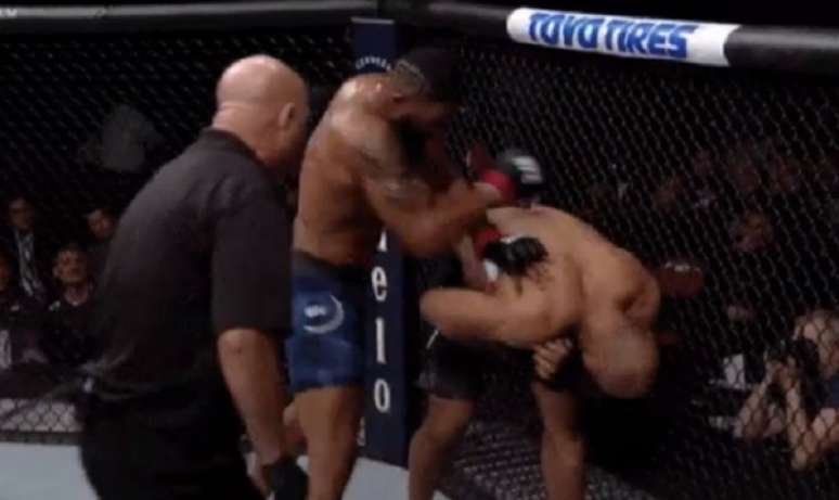 Blaydes conseguiu nocautear Cigano no segundo round do main event do UFC Raleigh (Foto: Reprodução)
