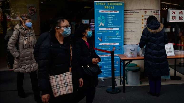 Chineses andam com máscaras para se protegerem (Foto: Foto: AFP)