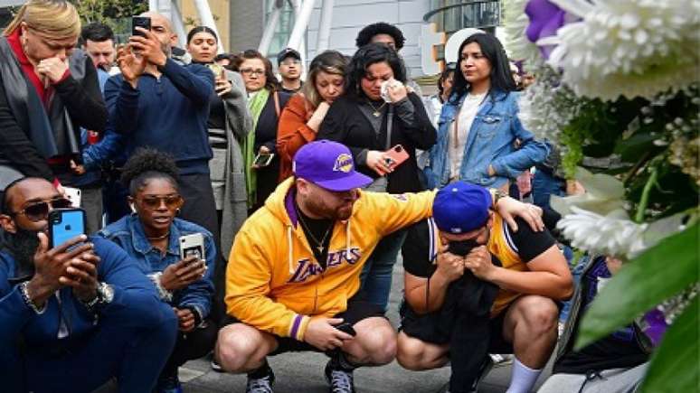 Fãs de Kobe no entorno do Staples Center (Foto: Frederic J. Brown/AFP)