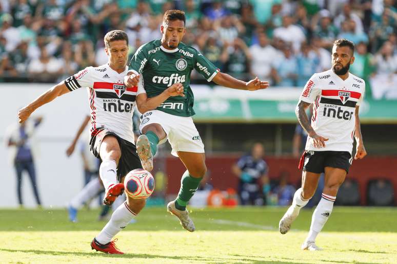 Hernanes e Gabriel Menino durante jogo entre Palmeiras e São Paulo