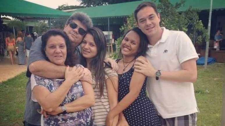 Susana e Wanderlan (hoje separados), junto com os filhos Mirela, Ester e Felipe, em foto tirada h&aacute; cerca de tr&ecirc;s anos: fam&iacute;lia convive diariamente com a saudade de Artur